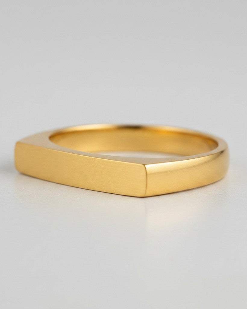 Elli Jewellery gold plated rectangular signet ring with a smooth polished finish for men
