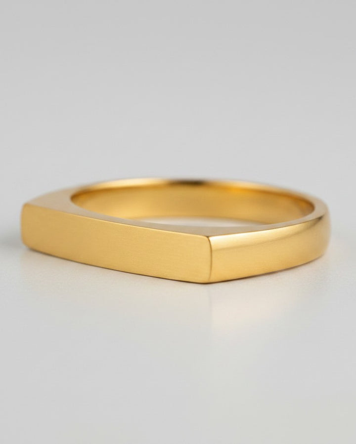 Elli Jewellery gold plated rectangular signet ring with a smooth polished finish for men