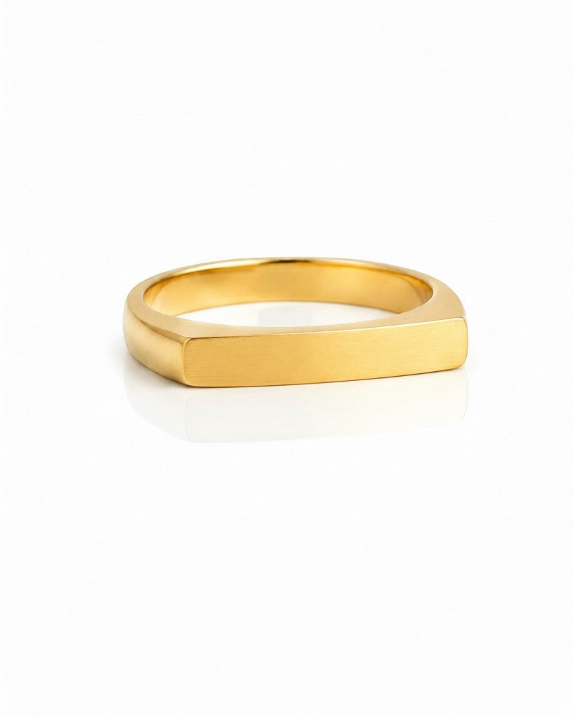 Elli Jewellery gold plated rectangular signet ring for men with a polished, waterproof, and tarnish-free finish.