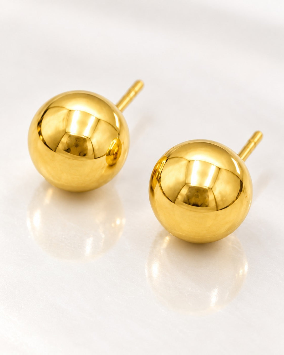 Elli Jewellery 6mm round gold-plated stud earrings with a polished finish, waterproof and hypoallergenic design.