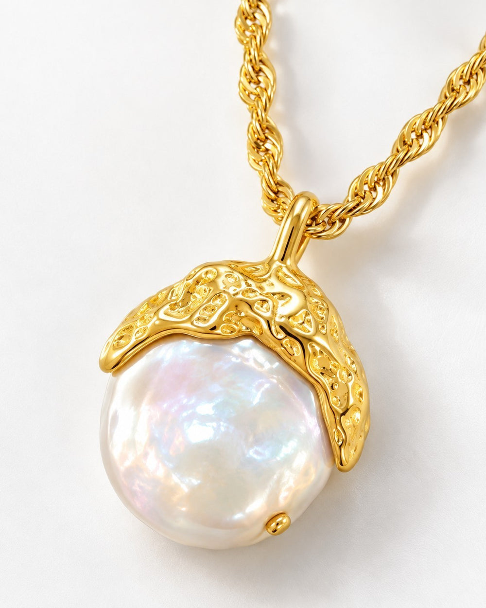 Elli Jewellery gold plated necklace featuring a lustrous shell pearl pendant with a textured gold cap on a rope chain.