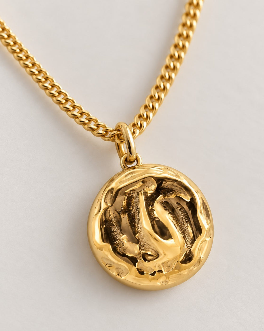 Elli Jewellery gold plated ocean shell pendant necklace with a textured circular design on a matching chain.