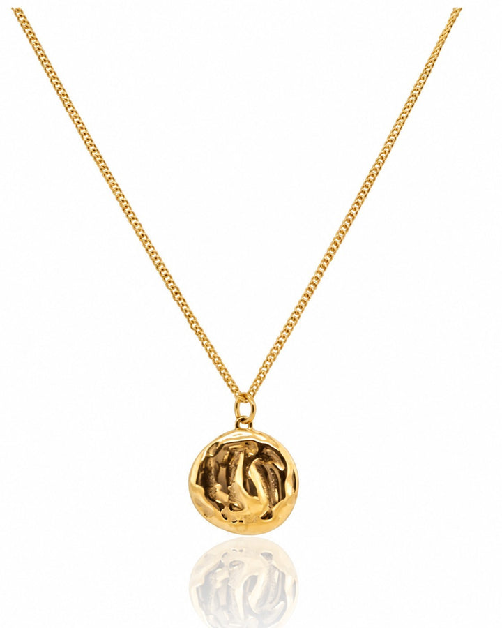 Elli Jewellery gold plated ocean shell pendant necklace with textured detail on a delicate chain