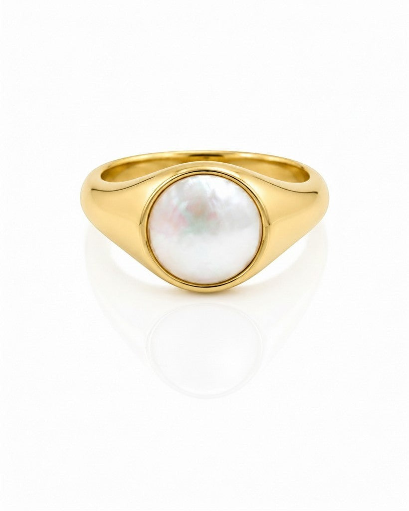 Elli Jewellery gold toned chunky signet ring featuring a smooth iridescent shell inlay for a coastal chic look.