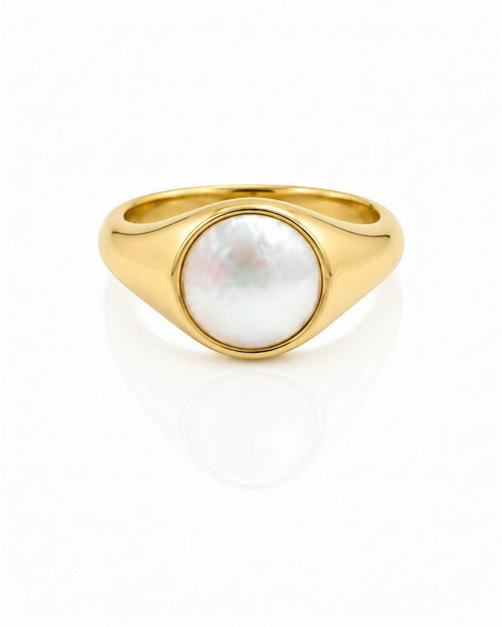 Elli Jewellery gold toned chunky signet ring featuring a smooth iridescent shell inlay for a coastal chic look.