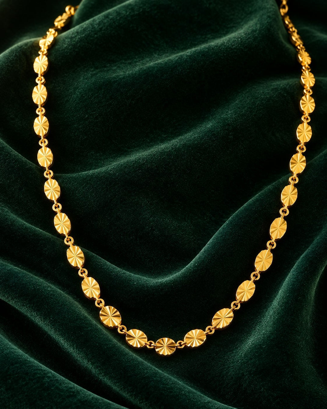 Elli Jewellery gold plated dainty snout chain choker necklace with textured circular links on green velvet fabric