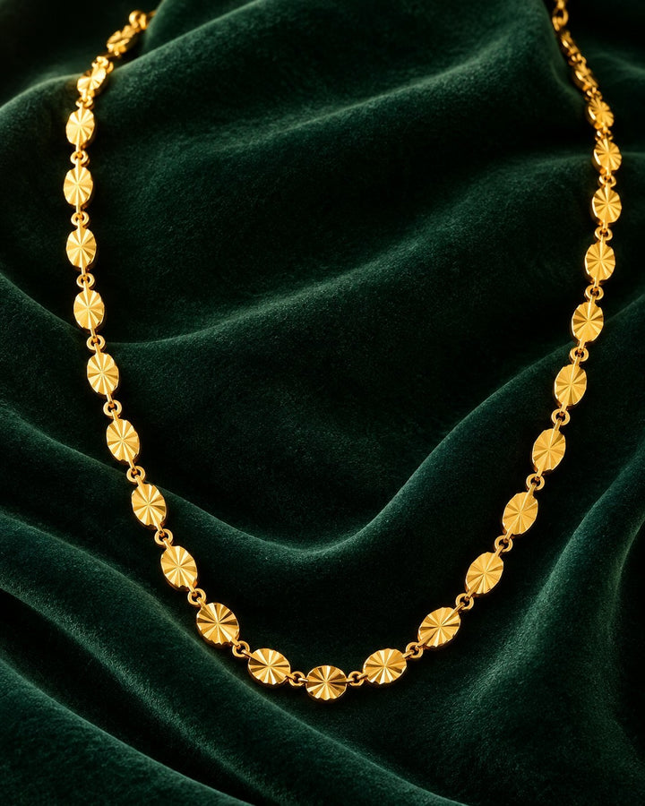 Elli Jewellery gold plated dainty snout chain choker necklace with textured circular links on green velvet fabric