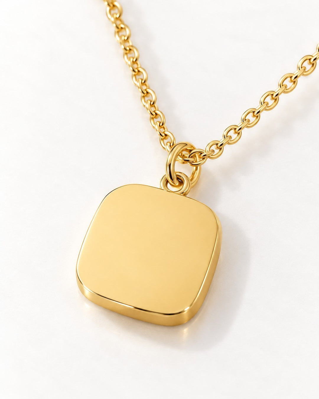 Elli Jewellery gold plated square pendant necklace with a minimalist geometric design on a delicate chain