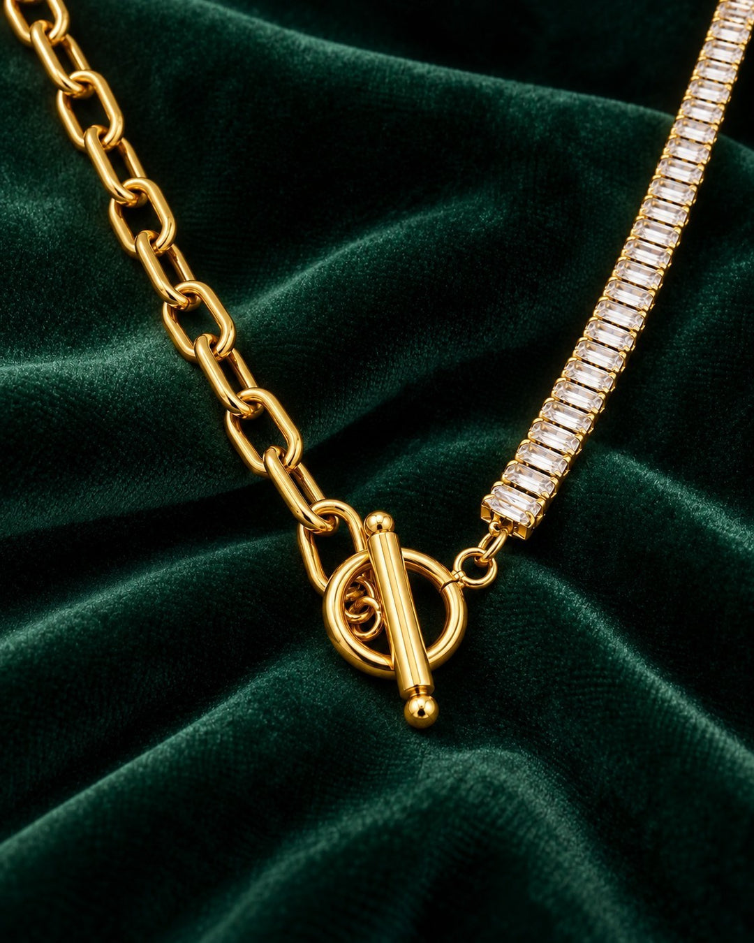 Elli Jewellery gold plated necklace featuring a T-bar toggle clasp, chunky chain, and baguette zirconia crystals.
