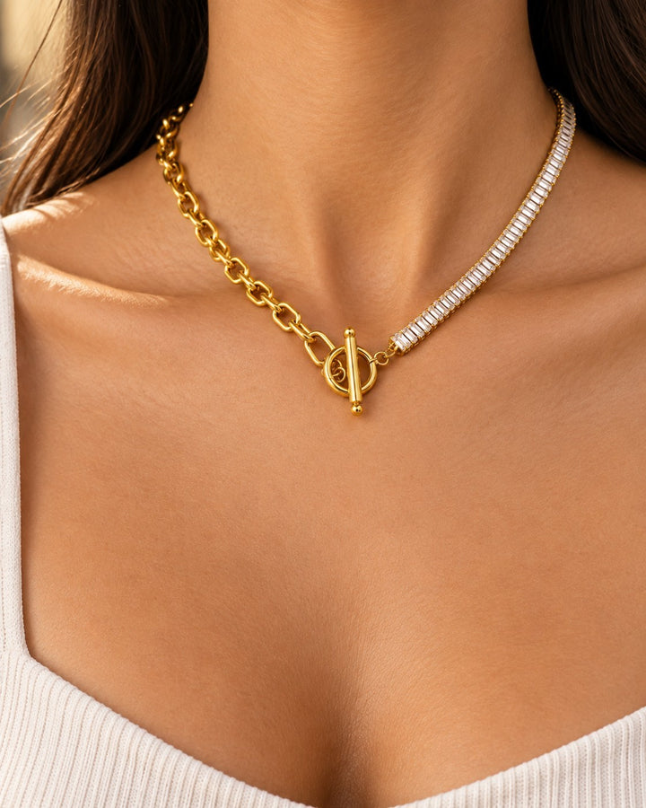 Elli Jewellery gold plated necklace featuring a T-bar toggle clasp, chunky chain, and baguette zirconia crystals.