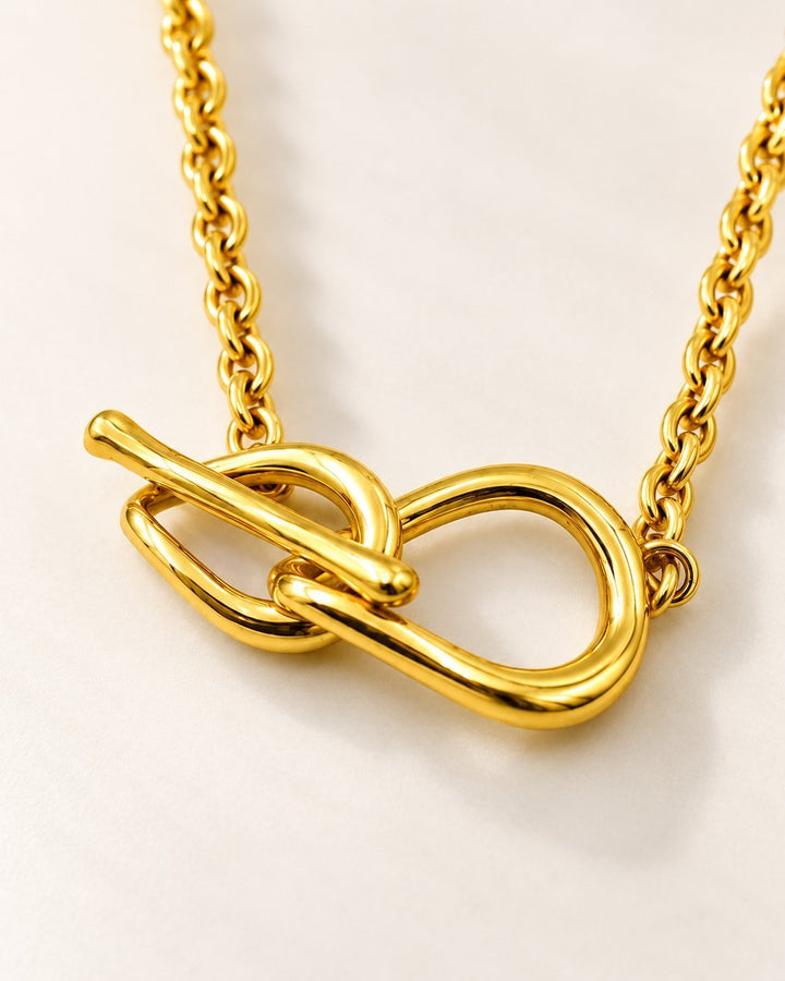 Elli Jewellery gold plated minimalist T-bar cross pendant necklace with a polished chain link closure