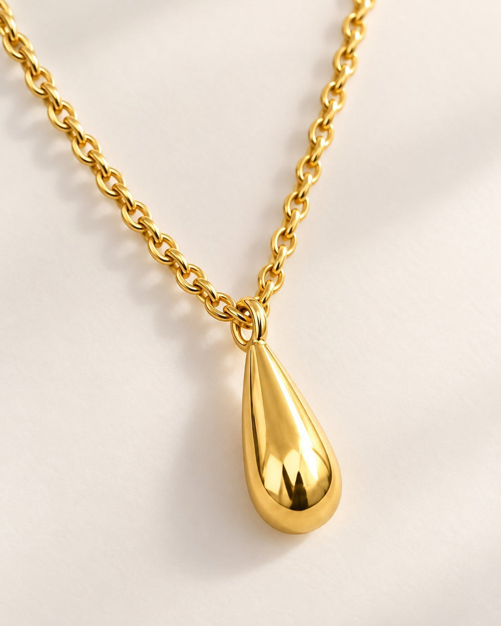 Elli Jewellery gold plated waterproof necklace featuring a polished teardrop pendant on a delicate chain