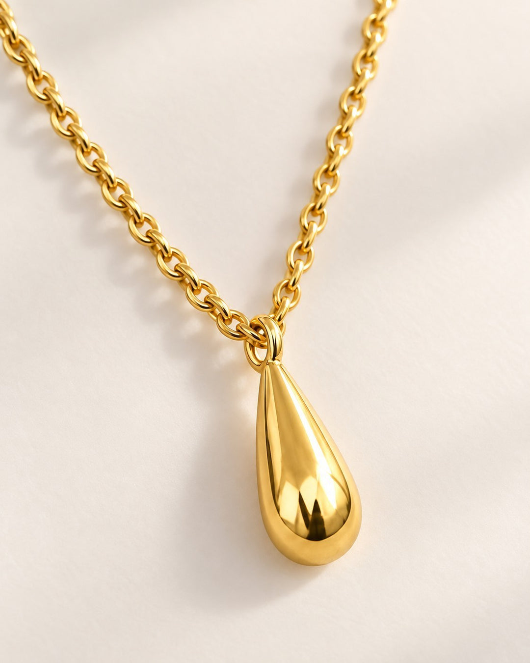 Elli Jewellery gold plated waterproof necklace featuring a polished teardrop pendant on a delicate chain