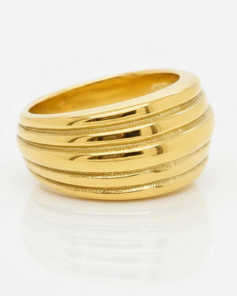 Elli Jewellery gold plated minimalist band ring featuring a sleek textured line design on a polished surface.