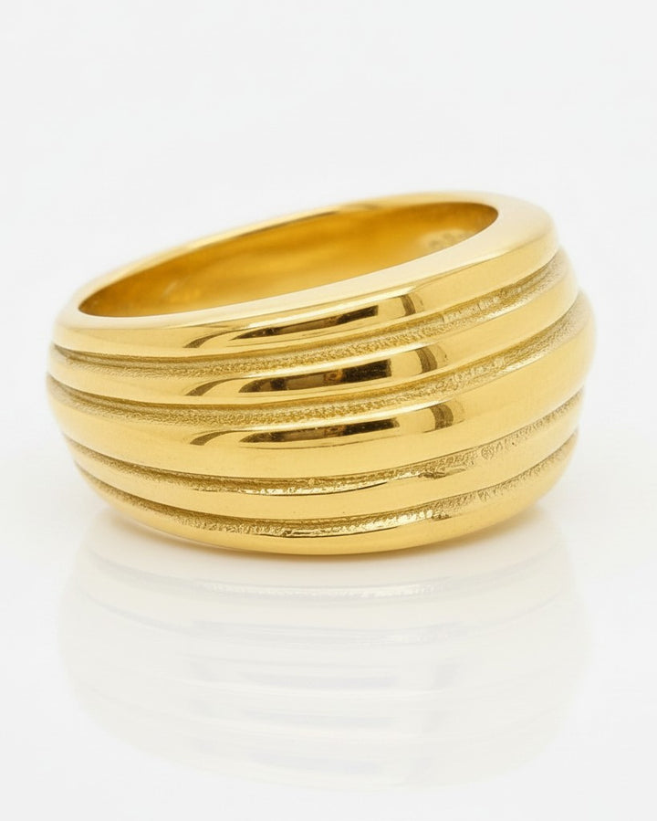 Elli Jewellery gold plated minimalist band ring featuring a sleek textured line design on a polished surface.