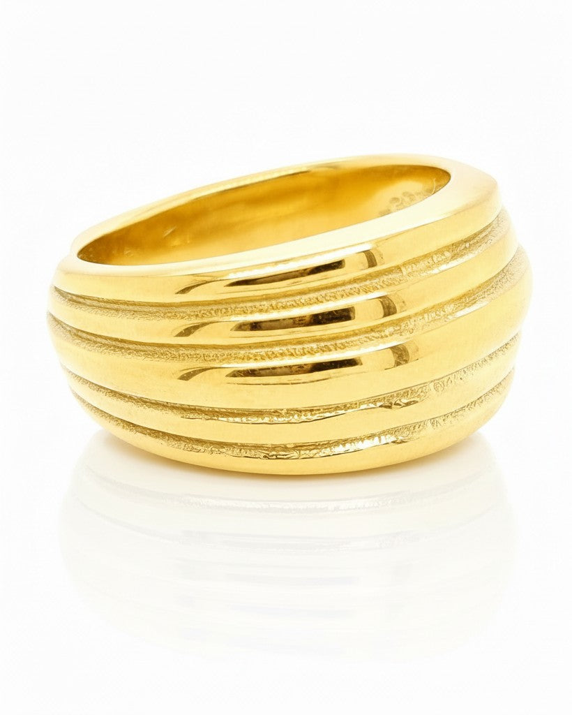 Elli Jewellery gold plated minimalist band ring with a sleek textured line design on a white background.