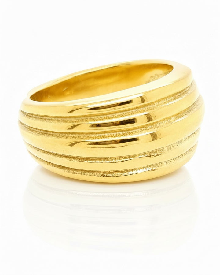 Elli Jewellery gold plated minimalist band ring with a sleek textured line design on a white background.
