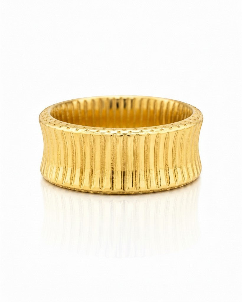 Elli Jewellery gold plated waterproof inverse band ring with a textured vertical ribbed finish on a white background.