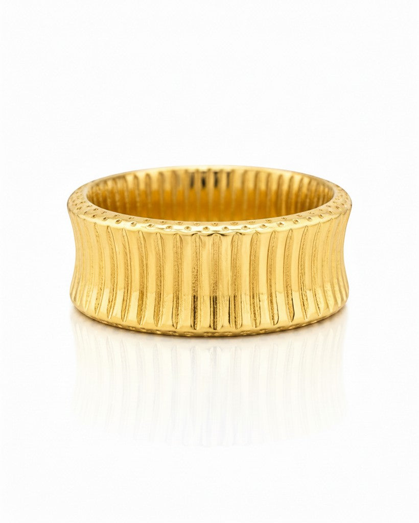 Elli Jewellery gold plated waterproof inverse band ring with a textured vertical ribbed finish on a white background.