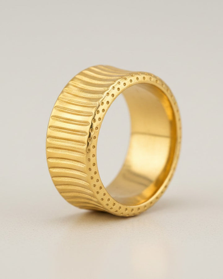 Elli Jewellery gold plated waterproof inverse band ring with a textured, ribbed pattern and dotted edges.