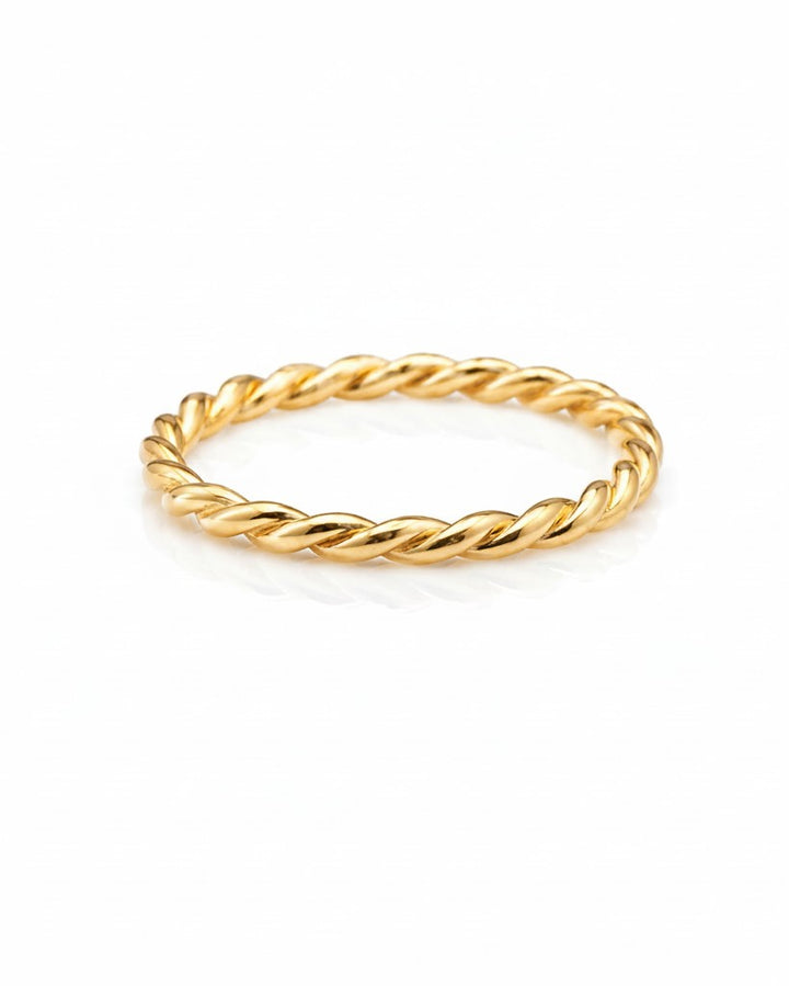 Elli Jewellery gold plated twisted rope ring with a polished finish on a white background