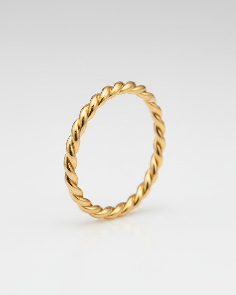 Elli Jewellery gold plated twisted rope band ring with a polished finish on a white background