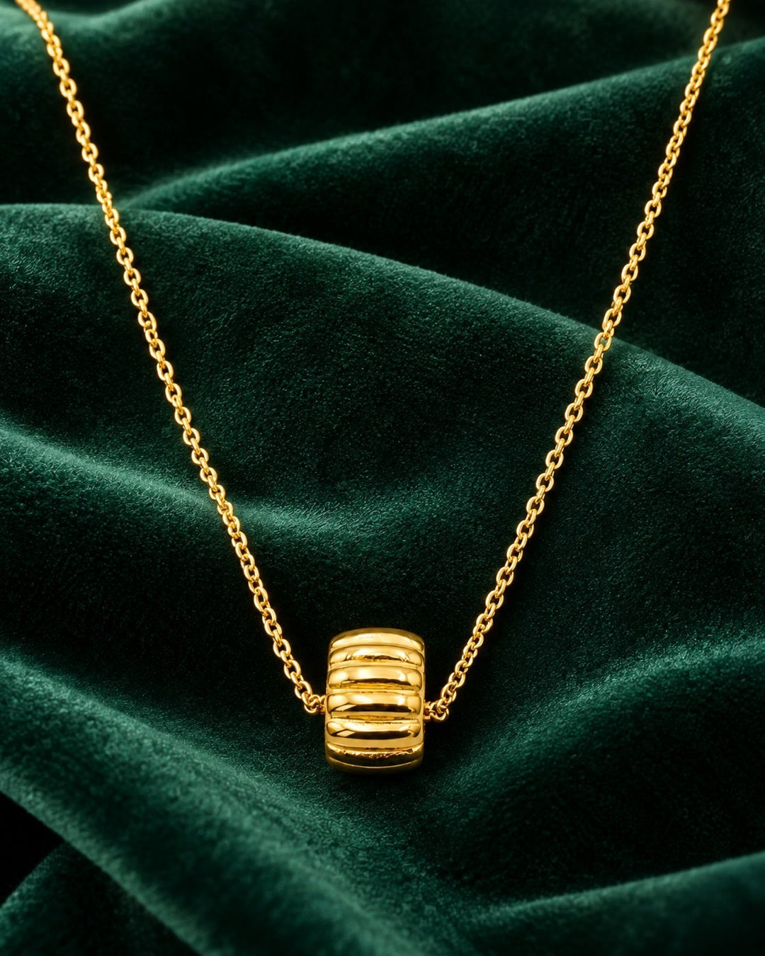 Elli Jewellery gold plated waterproof necklace featuring a sculptural tyre link pendant on a delicate chain.
