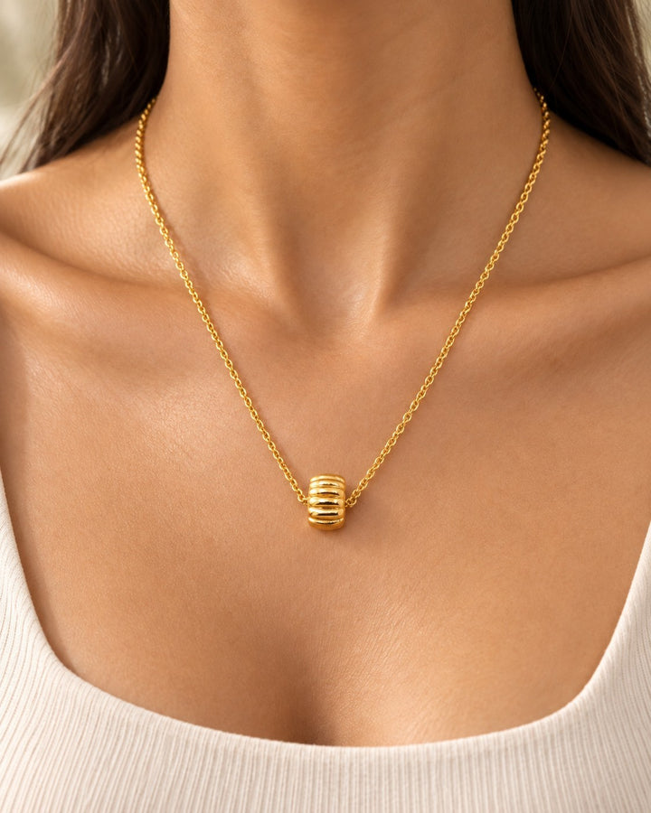 Elli Jewellery gold plated waterproof necklace featuring a sculptural tyre link pendant on a delicate chain
