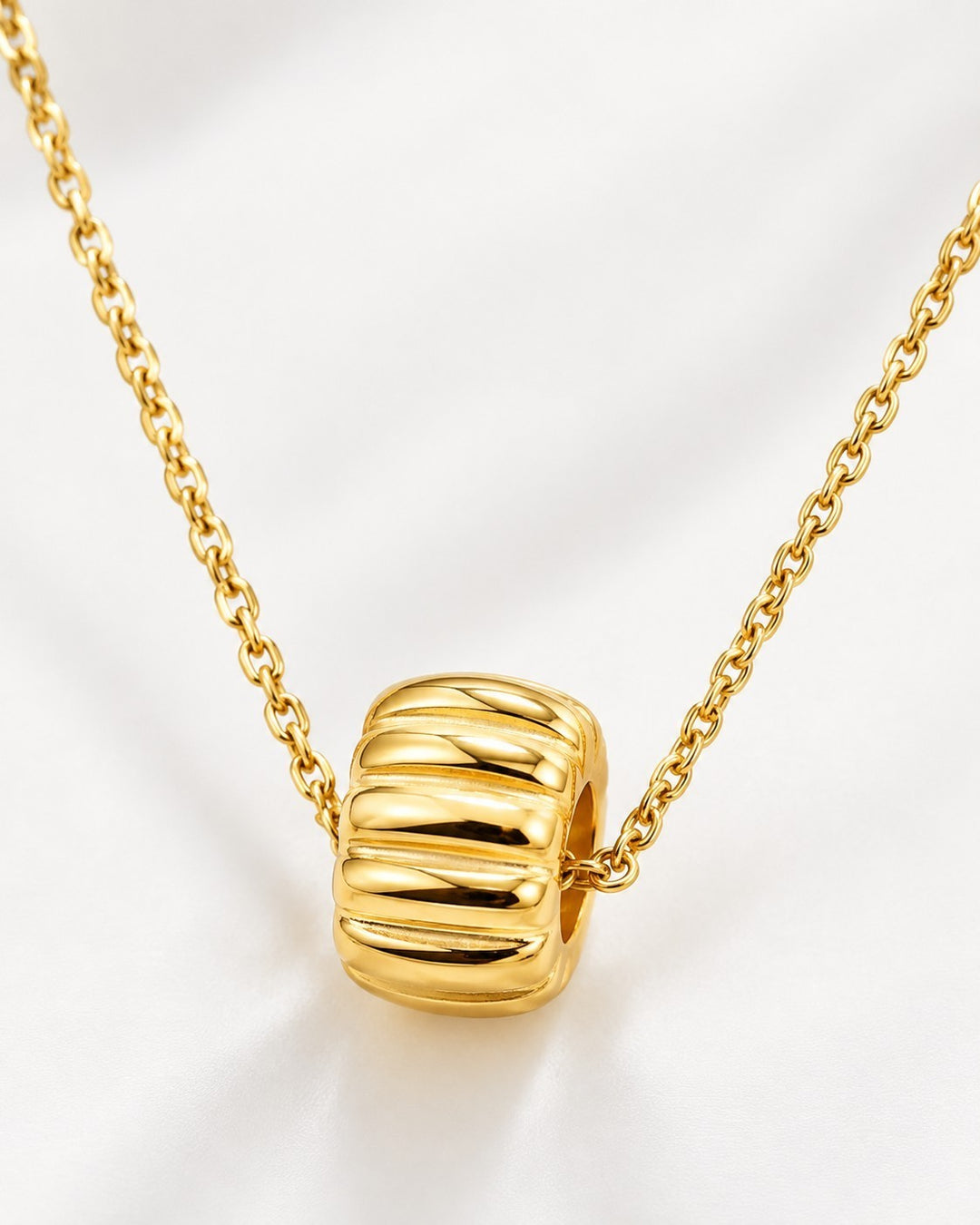 Elli Jewellery gold plated necklace featuring a chunky, sculptural oval tyre link pendant on a delicate chain.