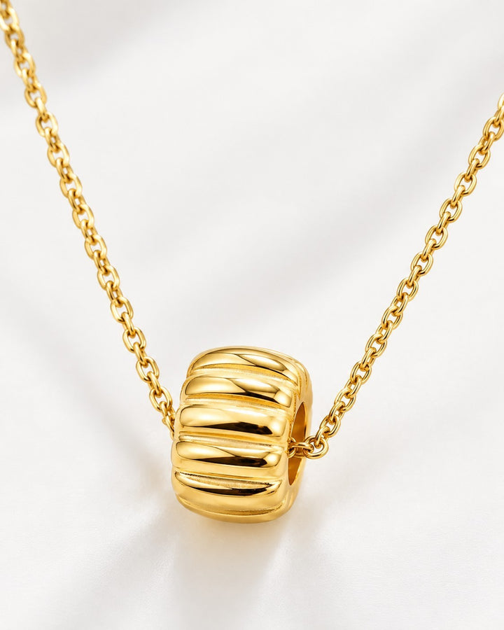 Elli Jewellery gold plated necklace featuring a chunky, sculptural oval tyre link pendant on a delicate chain.