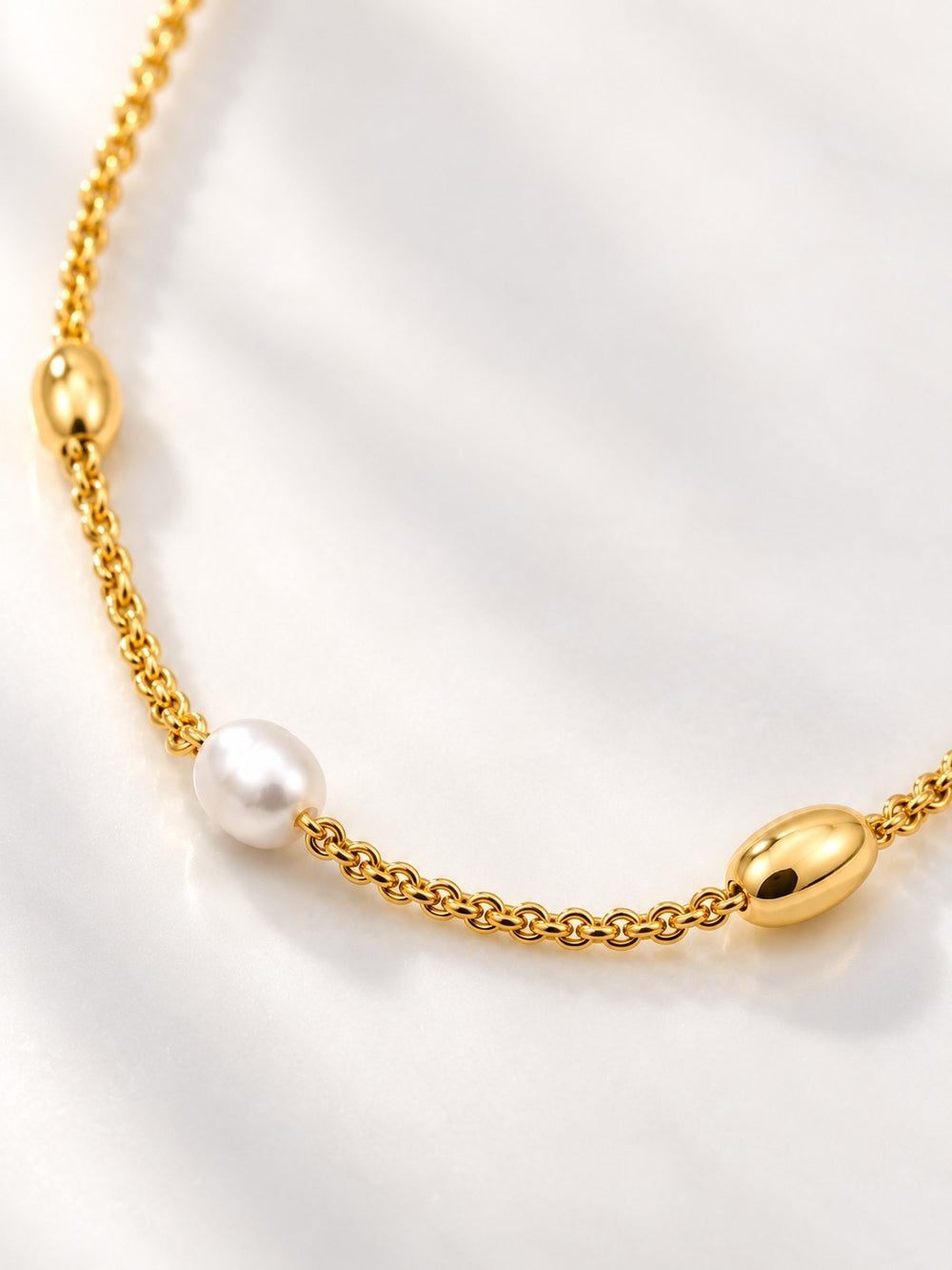 Elli Jewellery gold-plated chain necklace featuring alternating freshwater pearls and polished gold beads.