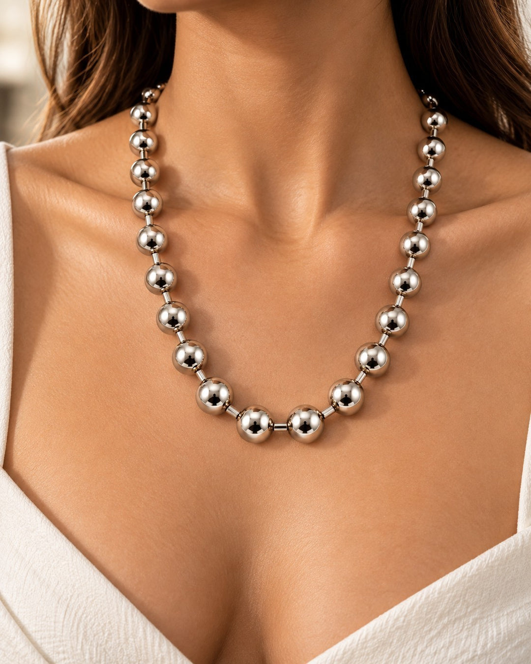Elli Jewellery rhodium plated chunky ball chain necklace worn on a model, featuring a high-shine silver finish.