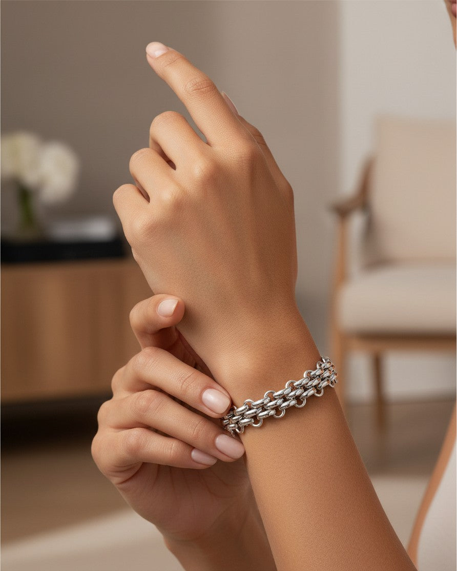 Elli Jewellery rhodium plated chunky toggle chain bracelet worn on a woman's wrist, showcasing a bold link design.