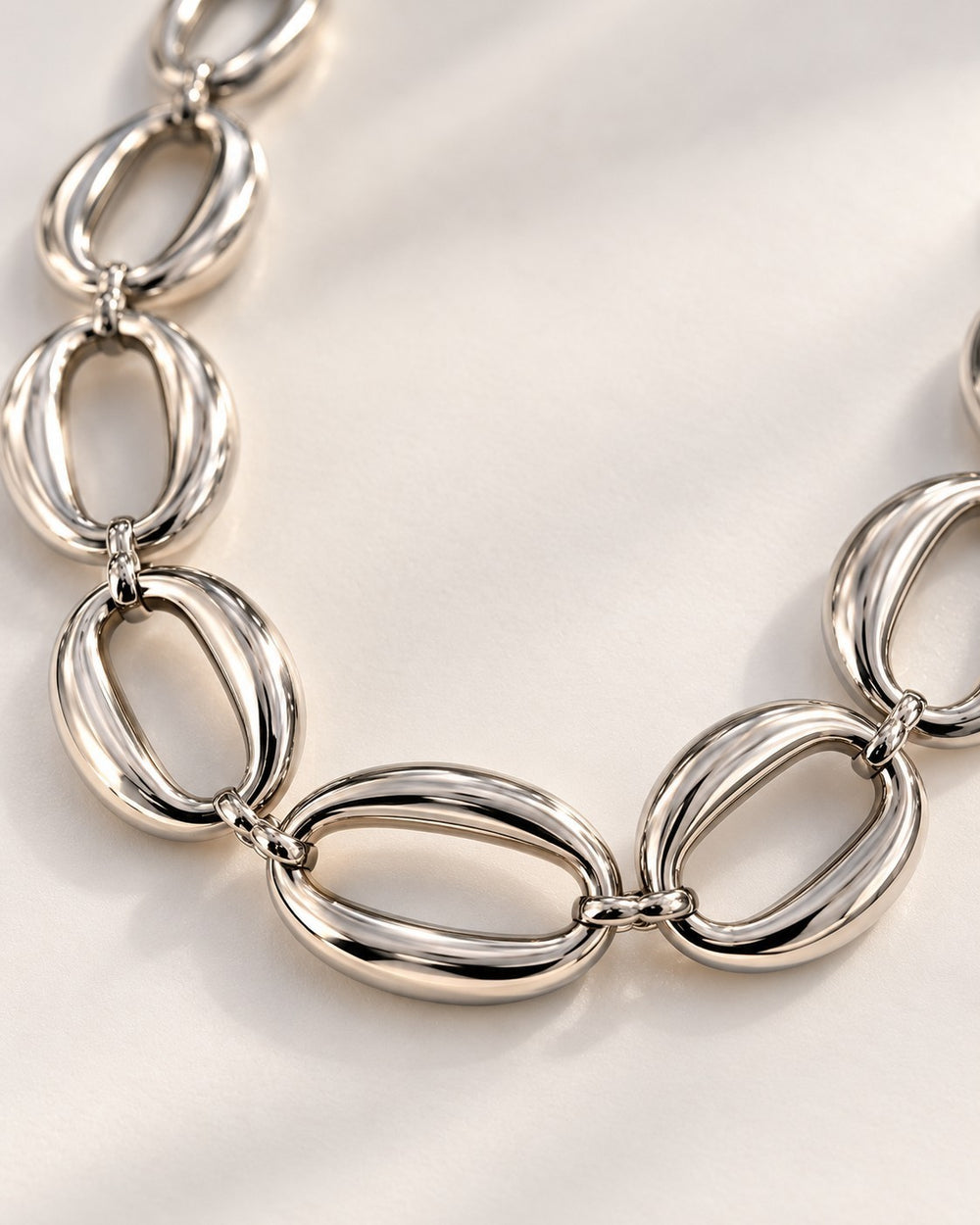 Elli Jewellery rhodium plated chunky statement chain necklace with polished oval links on a neutral background