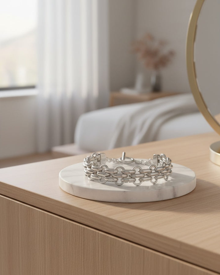 Elli Jewellery rhodium plated chunky toggle chain bracelet resting on a white marble display stand.