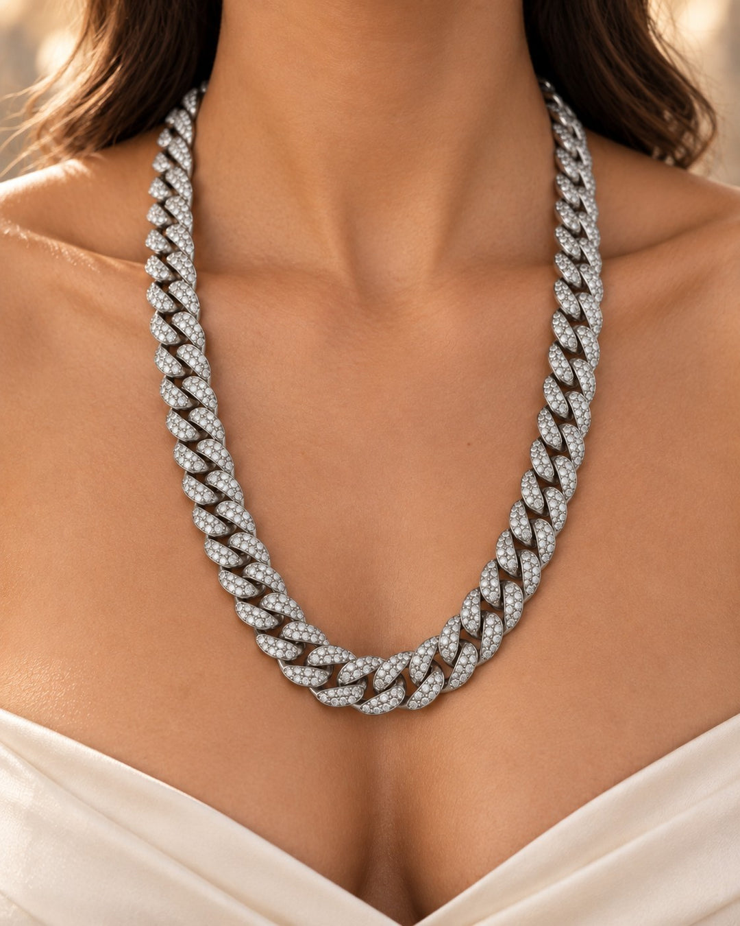 Elli Jewellery rhodium plated chunky curb chain necklace with sparkling crystal embellishments worn on a model.