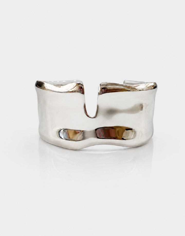 Elli Jewellery rhodium plated statement bangle featuring a modern hammered texture and a wide open-cuff design.