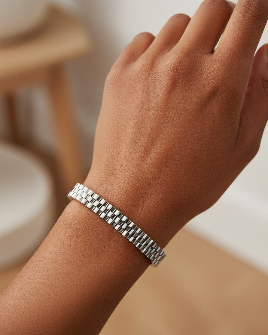 Elli Jewellery rhodium plated link-style cuff bangle worn on a wrist, featuring a sleek silver-toned finish.