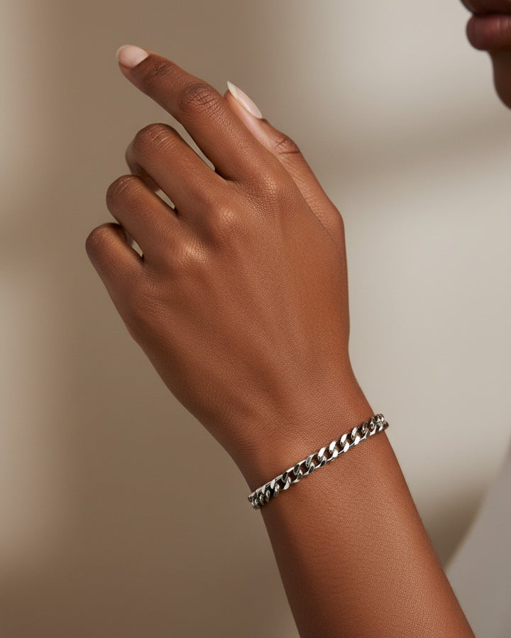 Elli Jewellery rhodium plated silver-tone rope chain bracelet worn on a woman's wrist