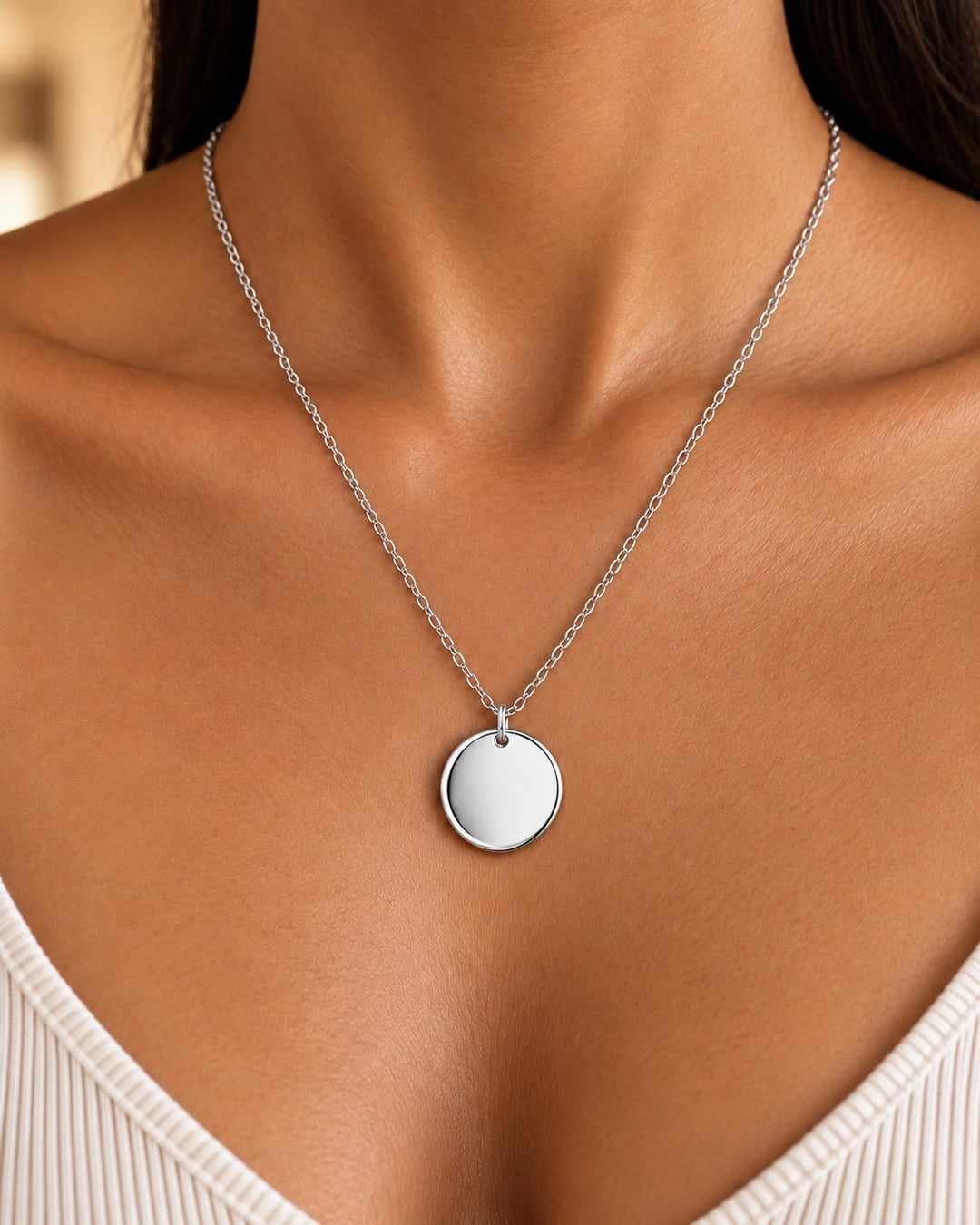 Elli Jewellery minimalist rhodium plated silver-toned round pendant necklace worn on a model
