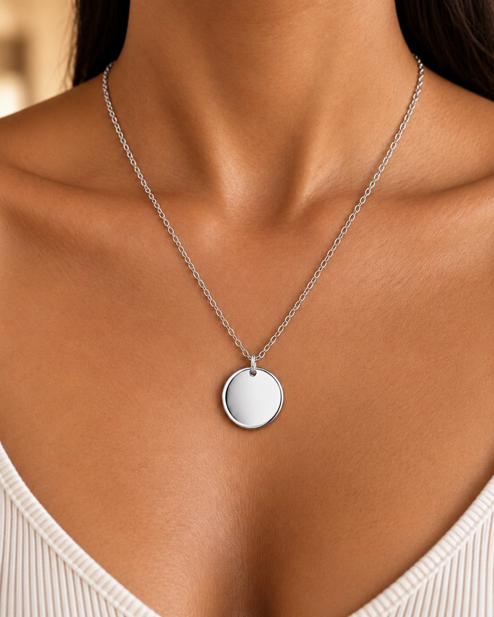 Elli Jewellery minimalist rhodium plated silver-toned round pendant necklace worn on a model