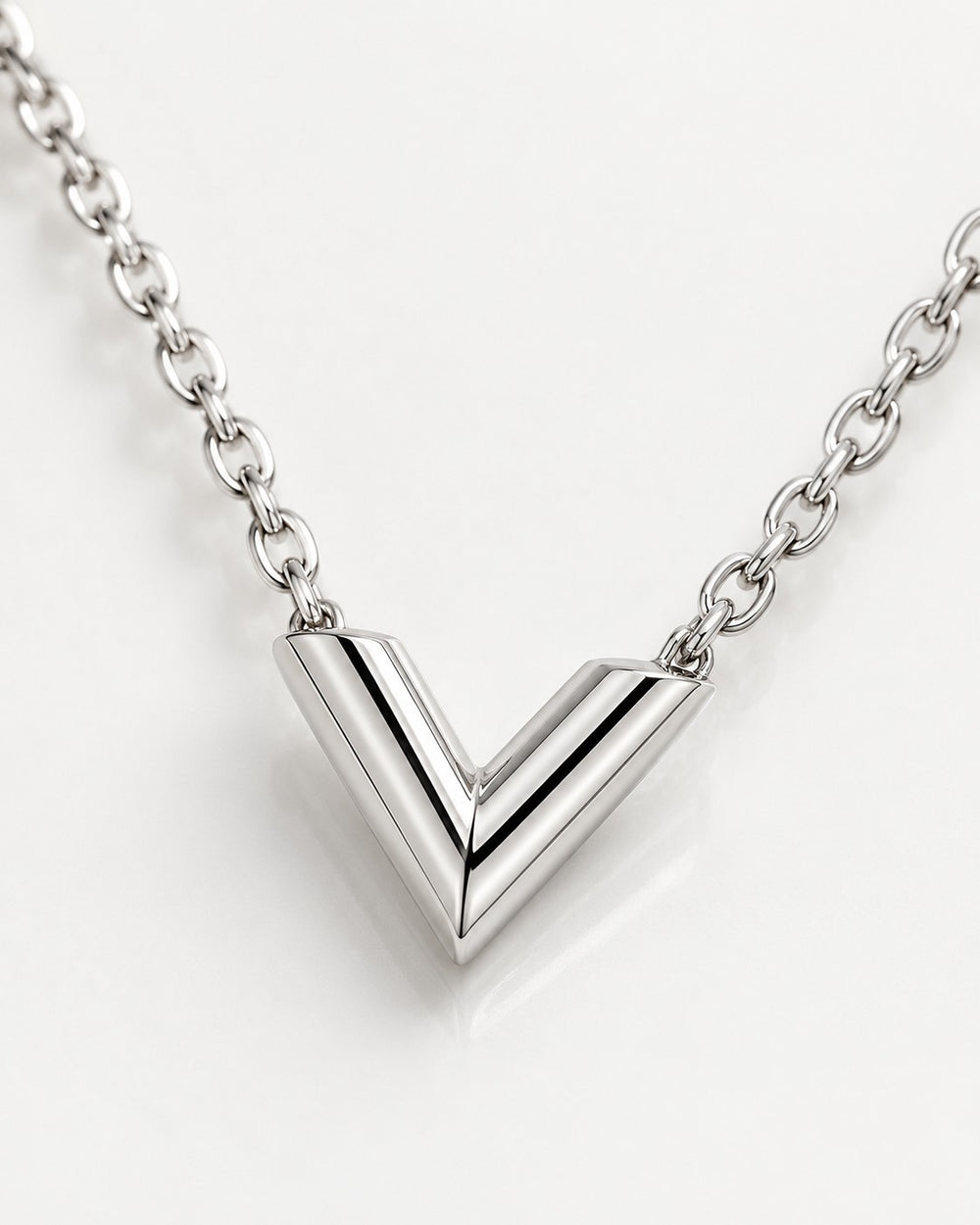 Elli Jewellery minimalist V-shaped necklace in rhodium plated silver with a sleek, modern polished finish.