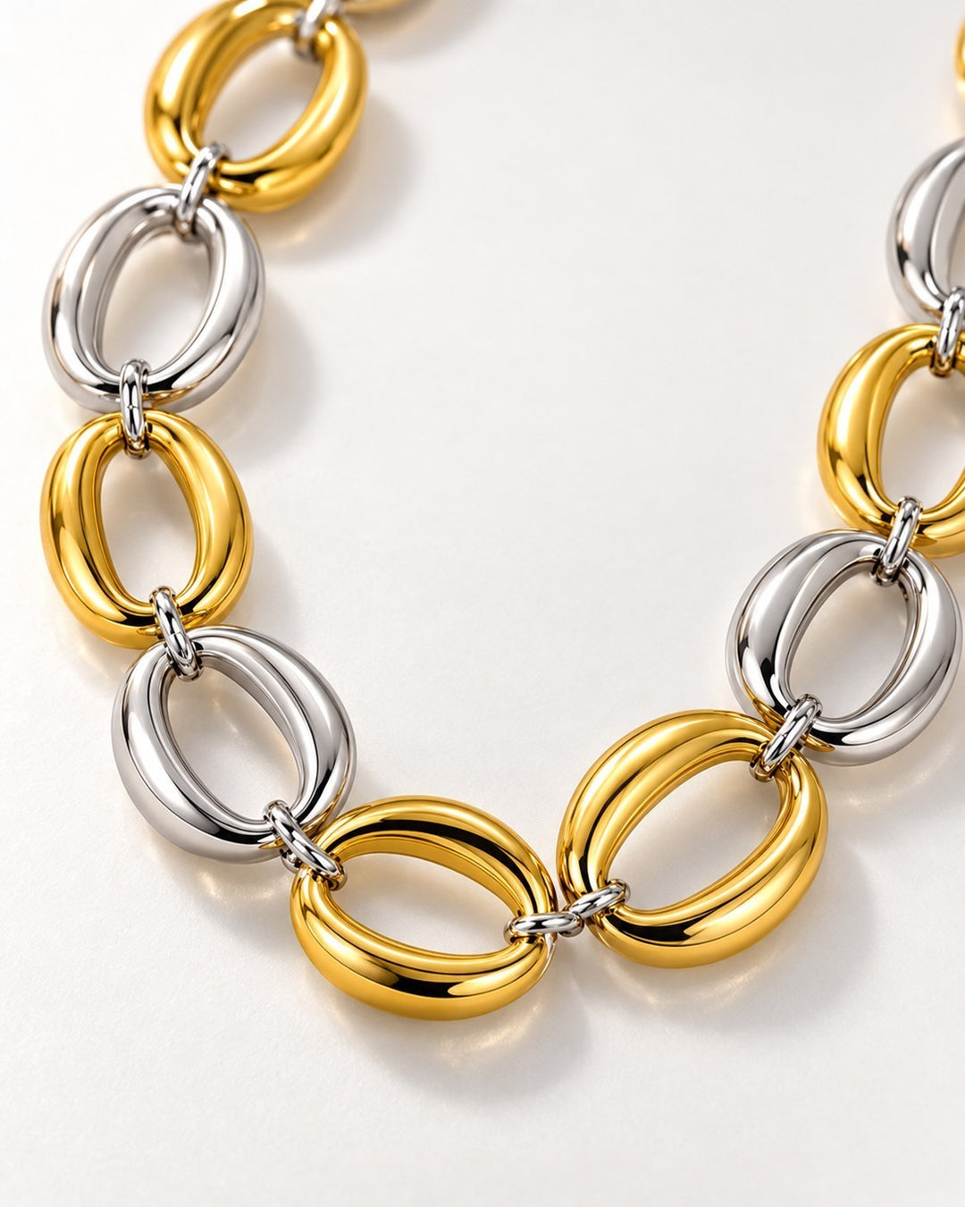Elli Jewellery chunky chain necklace featuring alternating polished gold and silver-tone oval links.