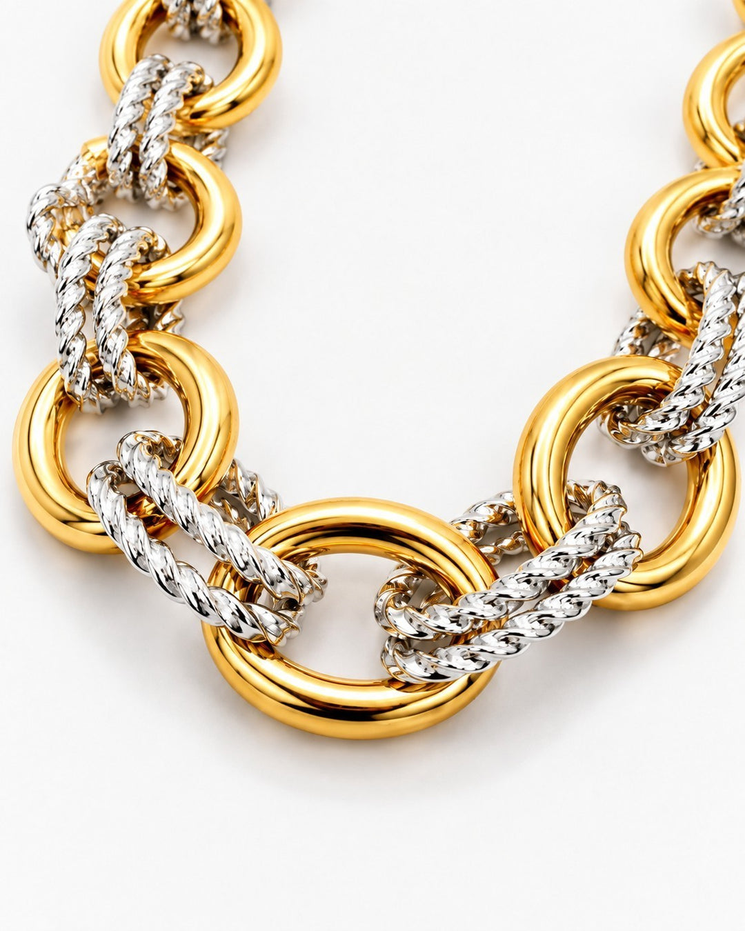 Elli Jewellery two-tone chunky chain necklace featuring polished gold and textured silver links in a bold design.